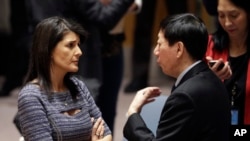 ឯកអគ្គរដ្ឋទូត​សហរដ្ឋអាមេរិក​ប្រចាំ​អង្គការ​សហប្រជាជាតិ​អ្នកស្រី​ Nikki Haley កំពុង​និយាយ​ជាមួយ​អនុរដ្ឋទូត​ចិន​លោក Wu Haitao កាលពី​ថ្ងៃទី​២២ ធ្នូ ២០១៧នៅ​ទីស្នាក់ការ​កណ្តាល​អង្គការ​សហប្រជាជាតិ​មុន​នឹង​ការ​បោះ​ឆ្នោតមួយ​ដើម្បី​ដាក់​ទណ្ឌកម្មលើ​កូរ៉េ​ខាងជើង។