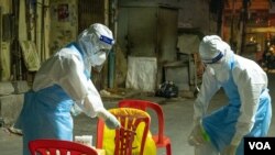 រូបឯកសារ៖ បុគ្គលិកសុខាភិបាលកំពុងត្រៀម​យកសំណាកពីប្រជាពលរដ្ឋនៅក្នុងរាជធានីភ្នំពេញ ដើម្បីធ្វើតេស្តរកជំងឺកូវីដ១៩ កាលពីថ្ងៃទី ០៨ ខែមេសា ឆ្នាំ ២០២១។ (ទុំ ម្លិះ/វីអូអេ)