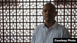 លោក​ មឿន តុលា​ នាយកប្រតិបត្តិ​នៃមជ្ឈមណ្ឌល​សម្ព័ន្ធការងារ​ និងសិទ្ធិមនុស្ស​ហៅកាត់​ថា​ (Central)។ (រូបថតដកស្រង់ចេញពីគេហទំព័រ Central)