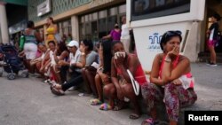 La gente hace fila para entrar a una tienda en el centro de La Habana, Cuba, el 3 de octubre de 2022. REUTERS/Alexandre Meneghini