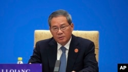 АРХИВА - Говор на кинескиот премиер Ли Кианг зборува додека тој претседава со дијалогот „1+10“ за градење консензус за развој за промовирање на заедничкиот глобален просперитет, во државниот гостил Диаојутаи во Пекинг, 9 декември 2024 година.