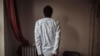 Abdoul, un migrante de 32 años oriundo de Mauritania, posa para una fotografía en su apartamento, el viernes 6 de octubre de 2023, en Nueva York. 