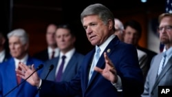 资料照：众议院外交事务委员会主席迈克尔·麦考尔在国会山的一场记者会上发表讲话。（美联社，2024年1月29日）