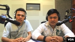 លោក ថុន រដ្ឋា (ឆ្វេង) និង​លោក ចេក នីត្រា (ស្តាំ) សកម្មជន​ចលនា​មាតា​ធម្មជាតិ ចូល​រួម​ជា​វាគ្មិន​ពិភាក្សា​អំពី​«សកម្មភាព​បូម​ខ្សាច់​ក្នុង​ខេត្ត​កោះកុង​និង​បណ្តឹង​ប្រឆាំង​នឹង​សកម្មជន​មាតា​ធម្មជាតិ» នៅ​ក្នុង​កម្មវិធី Hello VOA​ «ពិសេស‍» កាល​ពី​ថ្ងៃ​សុក្រ ទី​២៩ ខែ​មករា ឆ្នាំ​២០១៦។ (លឹម សុធី/VOA) 