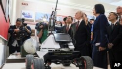 资料照：俄罗斯总统普京2024年5月17日在中国哈尔滨参观一个科技展。（克里姆林宫照片）