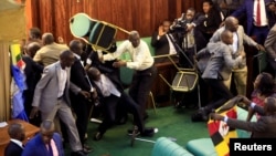 'Yan majalisar Uganda Na Rikici A Yyain Da Ake Dage Dokar