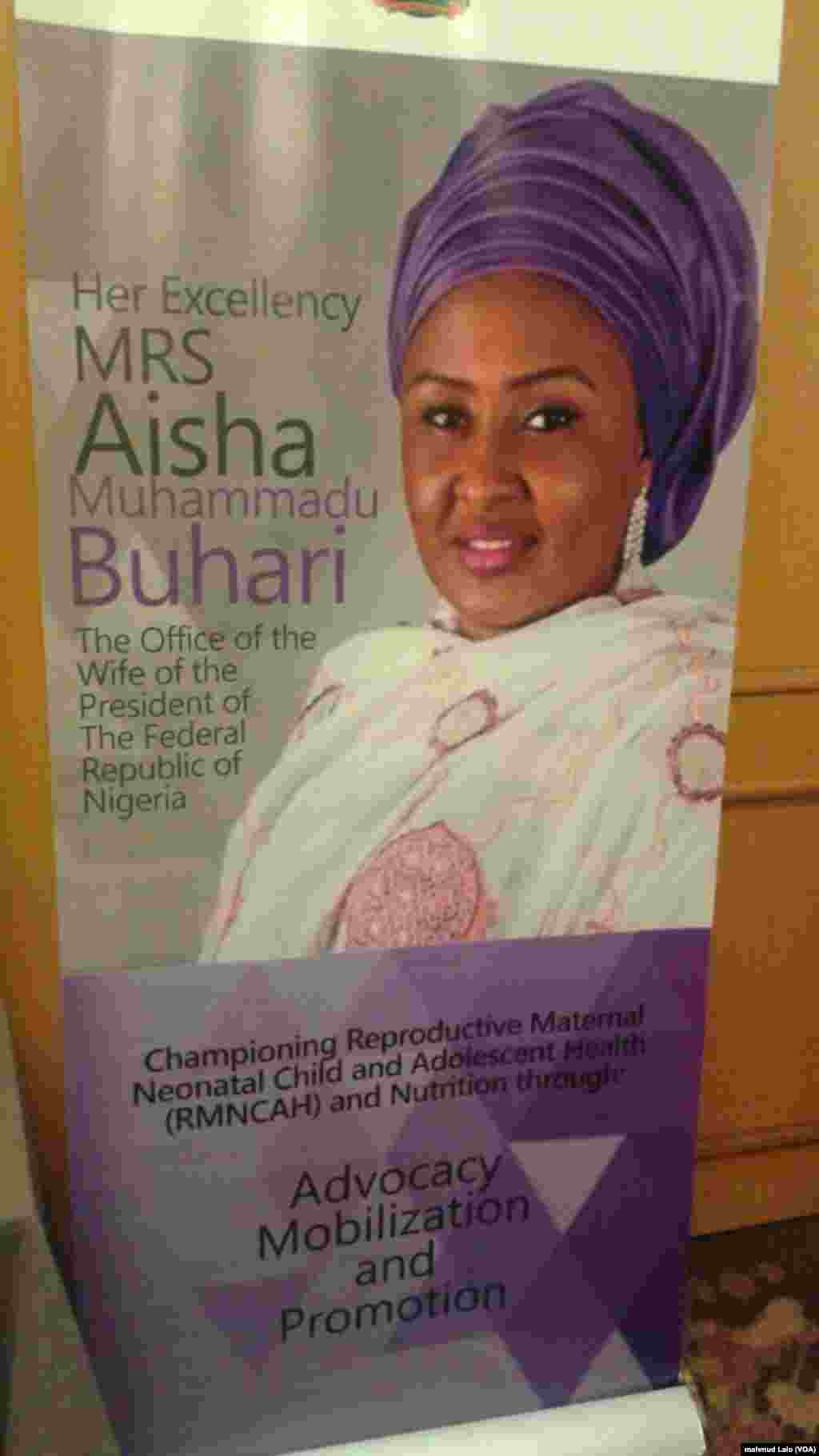 Tambarin Kaddamar Da Kyautata Matakan Haihuwa Da Lafiyar Yara Da Al'umar Najeriya Dauke Da Hoton A'isha Buhari, Satumba 30, 2015.