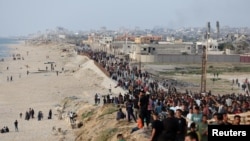 រូបឯកសារ៖ ជនជាតិ​ប៉ាឡេស្ទីន​ប្រមូល​ផ្តុំគ្នា​នៅ​ឆ្នេរសមុទ្រ​នៃ​តំបន់​ហ្កាហ្សា​ដោយ​រំពឹង​ទទួល​ជំនួយ​តាម​ផែ​បណ្តែតទឹក​ដែល​សាងសង់​ដោយ​យោធាអាមេរិក នៅភាគកណ្តាល​តំបន់ហ្កាហ្សា កាលពីថ្ងៃទី១៩ ខែឧសភា ឆ្នាំ២០២៤។ 