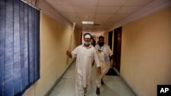 اعتراض کنندگان توانستند به ستدیو ها و اتاق کنترول تلویزیون دولتی هم راه یابند