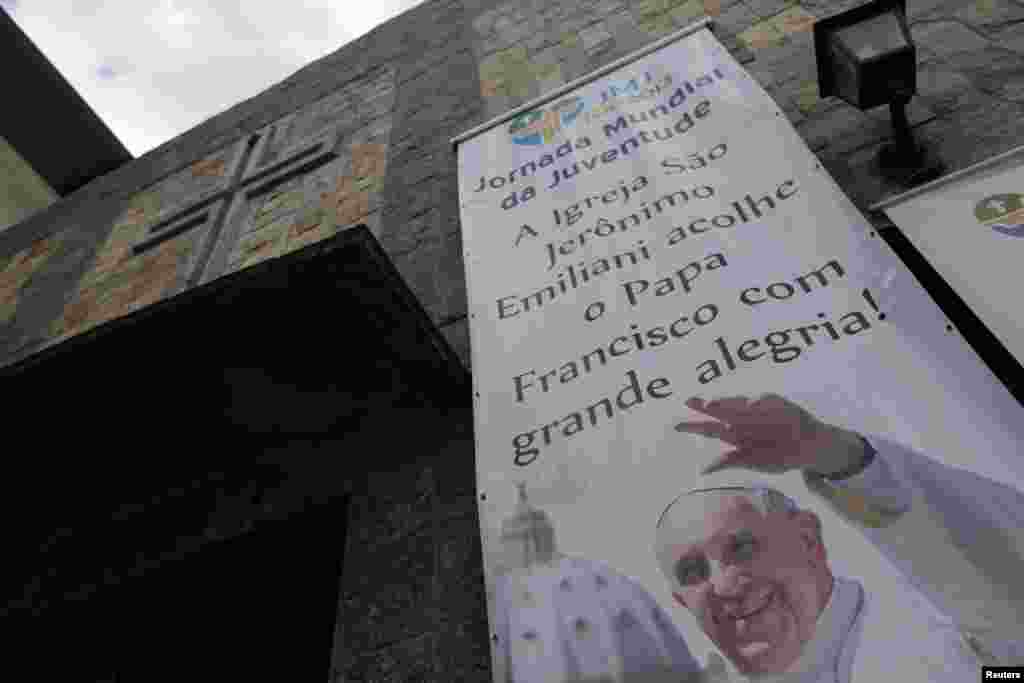 En la capilla de Sao Jeronimo, una pancarta promueve la Jornada Mundial de la Juventud 2013 que se realiza en Río de Janeiro con la presencia del Papa Francisco.