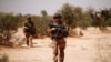 Des soldats français du 2e régiment du génie étranger mènent une opération de contrôle de zone dans la région du Gourma lors de l'opération Barkhane à Ndaki, Mali, le 27 juillet 2019. (REUTERS/Benoit Tessier/archives)