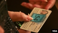FILE - A citizen lines up in a queue to register to vote for the local elections next year, in Phnom Penh, on Thursday, September 1, 2016. (Hean Socheata/VOA Khmer)
