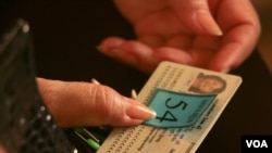 រូបឯកសារ៖ ពលរដ្ឋ​កម្ពុជា​កំពុង​រង់ចាំ​ចុះ​ឈ្មោះ​បោះឆ្នោត​ ក្នុង​ការិយាល័យ​ចុះឈ្មោះ​បោះឆ្នោត​មួយ​ ក្នុង​រាជធានី​ភ្នំពេញ ​កាល​ពី​ថ្ងៃ​ទី​១ ខែ​កញ្ញា ឆ្នាំ២០១៦។