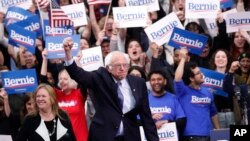 Senator Vermont Bernie Sanders pada malam pemilihan pendahuluan di Manchester, New Hampshire, 11 Februari 2020. 