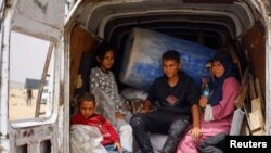 Palestinianos fogem de Rafah na sequência de um ataque israelita a uma área designada para os deslocados