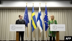 ტობიას ბილსტრომი - შვედეთის საგარეო საქმეთა მინისტრი და მისი ფინელი კოლეგა ელინა ვალტონენი