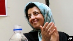 ARCHIVO - La destacada activista iraní de derechos humanos Narges Mohammadi durante una reunión sobre los derechos de las mujeres en Teherán, Irán, el 3 de julio de 2008.