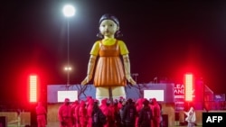 အမေရိကန်ပြည်ထောင်စု လော့စ်အိန်ဂျယ်လိစ်မြို့တော်က လော့စ်အိန်ဂျယ်လိစ်မြို့ကောလိပ်ကျောင်းအတွင်းတွေ့ရတဲ့ Netflix ရုပ်သံစီးရီး Squid Game: Season 2 ကြော်ငြာထားတဲ့မြင်ကွင်း (ဒီဇင်ဘာ ၁၂၊ ၂၀၂၄)