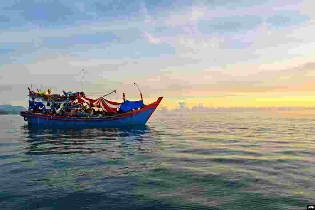 A boat carrying Rohingya refugees, sails ashore off the coast of Labuhan Haji in Southern Aceh province.&nbsp;Indonesia will rescue more than 100 Rohingya refugees on Oct. 24 after their boat languished for days off the country's western coast, local officials told AFP.&nbsp;