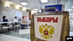 Виборчі дільниці на окупованих територіях є законною військовою ціллю, нагадують українські експерти. На цьому фото виборча дільниця у Новосибірську, Росія. 8 вересня 2023 року. (Фото AFP)