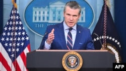 ARCHIVO - El secretario de Defensa de EEUU, Pete Hegseth, habla en la sala de conferencias de prensa de la Casa Blanca el 30 de enero de 2025 en Washington, D.C.
