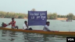 FILE: Villagers living along the Sesan river in northeastern Cambodia protest the construction of the Sesan 2 dam in March 2013. The construction of the hydropower dam would force as many as 1,500 families to resettle. (VOA Khmer)