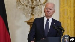 拜登總統於2021 年7 月15 日星期四在華盛頓白宮東廳與德國總理安格拉·默克爾舉行的新聞發布會上聽取了講話。（美聯社照片/蘇珊·沃爾什）