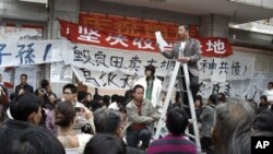 廣東烏坎村村民代表薛錦波生前照片：2011年12月5日他站在梯子上講話，抗議腐敗村官私賣土地