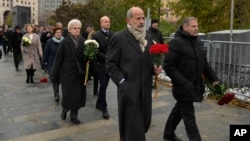 បុគ្គលិក​​បេសកកម្ម​ការទូត​ដើរ​កាន់​ផ្កា​ទៅប្រារព្ធ​ពិធី​រំឭក​វិញ្ញាណក្ខន្ធ​ជន​រងគ្រោះ​នៃ​ហេតុការណ៍​ដ៏​រន្ធត់​ក្នុង​សម័យ​សូវៀត​កាលពី​ថ្ងៃ​ទី ២៩ ខែ​តុលា​កន្លង​ទៅ​នេះ នៅ​ទីក្រុង​មូស្គូ ប្រទេស​រុស្ស៊ី។
