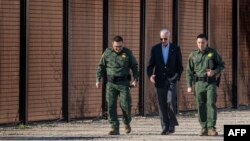 Трамп сега ги фокусира своите напади врз Бајден, а анкетите покажуваат дека Бајден е ранлив по прашањето за илегалната имиграција