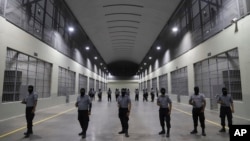 ARCHIVO: Guardias civiles en el exterior de las celdas del Centro de Confinamiento para el Terrorismo en San Salvador, El Salvador, el 2 de febrero de 2023.