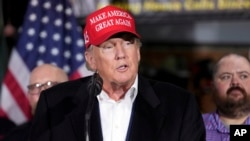 El expresidente de EEUU Donald Trump durante una visita al Departamento de Bomberos de East Palestine, Ohio, el 22 de febrero de 2023.