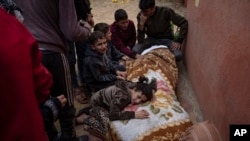 Palestinos lloran a sus familiares que murieron en un bombardeo israelí en la Franja de Gaza, en el hospital de Jan Yunis, el sábado 11 de noviembre de 2023.