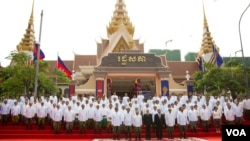 តំណាងរាស្រ្តរបស់គណបក្សប្រជាជនកម្ពុជា ទាំង១២៥រូប ថតរូបអនុស្សាវរីយ៍ជាមួយព្រះមហាក្សត្រ ព្រះករុណា ព្រះបាទ នរោត្តម សីហមុនី នៅក្នុងសម័យប្រជុំពេញអង្គលើកទី១ នីតិកាលទី៦ នៅព្រឹកថ្ងៃពុធ ទី០៥ កញ្ញា ឆ្នាំ ២០១៨។ (ទុំ ម្លិះ/VOA)