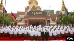 រូបឯកសារ៖ តំណាងរាស្រ្តរបស់គណបក្សប្រជាជនកម្ពុជា ទាំង១២៥រូប ថតរូបអនុស្សាវរីយ៍ជាមួយ ព្រះមហាក្សត្រ ព្រះករុណា ព្រះបាទ នរោត្តម សីហមុនី នៅ ក្នុងសម័យប្រជុំពេញអង្គលើកទី១ នីតិកាលទី៦ នៅព្រឹកថ្ងៃពុធទី០៥ កញ្ញា ឆ្នាំ ២០១៨។ (ទុំ ម្លិះ/VOA)