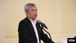 Youk Chhang, Director of Documentation Center of Cambodia, gives lecture to students and professors about “Finding Justice in the Cambodian Genocide: Mistakes, Consequences and Questionable Ethics” at University of Maryland on May 9, 2017. (Leakhena Sreng/VOA Khmer)