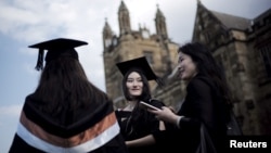 资料照：澳大利亚悉尼大学的中国留学生参加毕业典礼。（2016年4月22日）