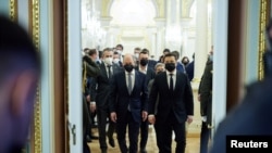 Chancela wa Ujerumani Olaf Scholz (kushoto) akutana na Rais wa Ukraine Volodymyr Zelenskiy mjini Kyiv