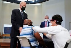 El presidente Joe Biden visita un centro de vacunación en Alexandria, el 6 de abril de 2021.