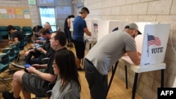 ពលរដ្ឋចូលរួមក្នុងការបោះឆ្នោតពាក់កណ្តាលអាណត្តិ​នៅក្រុង Sylmar រដ្ឋ​ California កាលពីថ្ងៃទី០៣ ខែវិច្ឆិកា ឆ្នាំ​២០១៨។