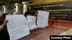 រូបឯកសារ៖ អ្នកគំាទ្រ​អ្នកស្រី ឡុង សុគន្ធី ដែល​ជា​តំណាង​ឲ្យ​ពលរដ្ឋ​ជាង​៣០០​គ្រួសារ​មាន​វិវាទ​ដីធ្លី​ជាមួយ​សេដ្ឋី​ម្នាក់ មក​ផ្តុំគា្ន​នៅមុខ​សាលា​ដំបូង​ខេត្តបន្ទាយ​មានជ័យ​ ដើម្បី​តវ៉ា​ទាម​ទារ​ឲ្យ​ដោះលែង​អ្នកស្រី ឡុង សុគន្ធី កាលពី​ថ្ងៃ​ទី​២ ខែមេសា ឆ្នាំ២០១៨។ 