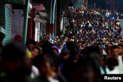 2025년 1월 20일 멕시코 이민자들이 남부인 치아파스 주 타파출라에서 미국과의 국경을 향해 이동하고 있다.