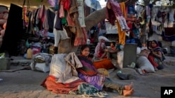 រូបឯកសារ៖ សម្លៀកបំពាក់ និង​របស់របរ​ផ្សេងៗ​របស់​ពលករ​ឥណ្ឌា​ព្យួរ​នៅ​ខាងលើ​នៅពេល​ពួកគេ​សម្រាក​នៅក្រោម​ដើមឈើ ដែល​ពួកគេ​រស់នៅ​តាមដងផ្លូវ​ក្នុង​ទីក្រុង Ahmadabad នៃ​ប្រទេស​ឥណ្ឌា កាលពីថ្ងៃ​ទី១៩ ខែមករា ឆ្នាំ២០១៦។ 