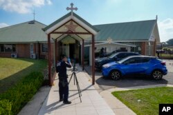 ARHIVA - Policijski forenzičar sprovodi istragu napada u crkvi u predgrađu Sidneja 16. aprila 2024.