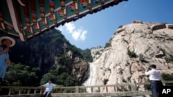 지난 2011년 8월 중국인 관광객들이 금강산 관광을 즐기고 있다. (자료사진)