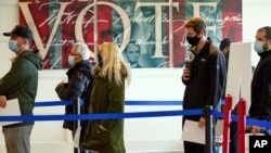 ប្រជាពលរដ្ឋ​ឈរ​តម្រង់ជួរ​ដើម្បី​បោះឆ្នោត​មុនកំណត់​នៅឯ​ការិយាល័យ​គណៈកម្មាធិការ​រៀបចំ​ការបោះឆ្នោត នៅក្នុង​ទីក្រុង Omaha រដ្ឋNebraska នៅថ្ងៃទី២៨ ខែតុលា ឆ្នាំ២០២០។