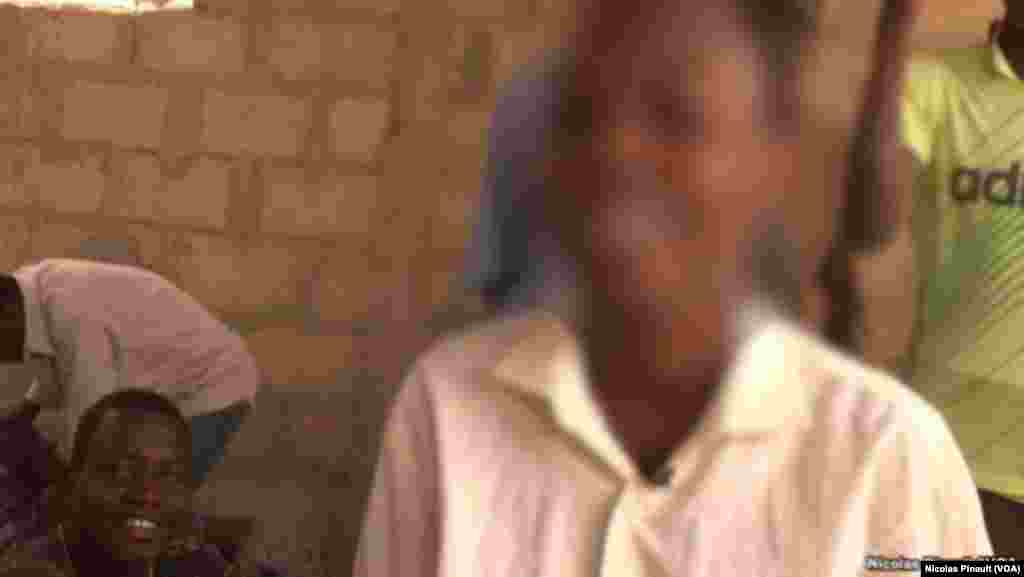 Ibrahim Malam Toura, dan shekara 14 da 'yan Boko Haram suka sace tun yana dan yaro karami shi ma yana&nbsp; Diffa, Nijar, 17 ga watan Afirilu 2017 (VOA/Nicolas Pinault)