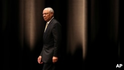 រូបឯកសារ៖ អតីត​រដ្ឋមន្រ្តី​ក្រសួង​ការបរទេស​សហរដ្ឋ​អាមេរិក​លោក Colin Powell ដើរ​នៅ​លើ​ឆាក​ដើម្បី​ថ្លែង​ក្នុង​សិក្ខាសាលា​មួយ​នៅ​ទីក្រុង​តូក្យូ ប្រទេស​ជប៉ុន កាលពី​ថ្ងៃទី១៨ ខែមិថុនា ឆ្នាំ២០១៤។