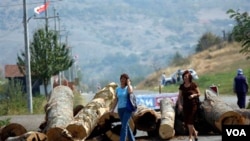 Serbios del norte de Kosovo, que rechazan reconocer al gobierno albanés de Kosovo están bloqueando la frontera para detener el paso de bienes y servicios.
