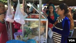 កម្មករ​​​រោងចក្រ​​​​​​កំពុង​​​ទិញ​​​អាហារ​​​​​​ពេល​​​ថ្ងៃ​​​​​​ត្រង់​​​នៅ​​​​​​តាម​​​ផ្លូវ​​​ជាតិ​​​លេខ​​​​​​​២ ក្នុង​​​ខណ្ឌ​​​មាន​​​ជ័យ​​​​​​​​ រាជធានី​​​ភ្នំពេញ កាល​​​ពី​​​​​​ខែ​​​កក្កដា ឆ្នាំ​​​២០១៥។ (ផន បុប្ឆា/VOA)